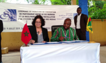Mme Latifa Akharbach reçue par le Premier ministre burkinabè  après la cérémonie de signature, à Ouagadougou, d’un Accord de partenariat entre la HACA et son homologue du Burkina Faso 