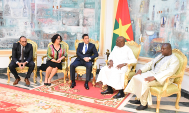Le Président de la République du Burkina Faso reçoit la présidente de la HACA A l’occasion de l’inauguration du nouveau centre de monitoring des médias mis en place grâce à un partenariat entre la HACA et le CSC du Burkina Faso